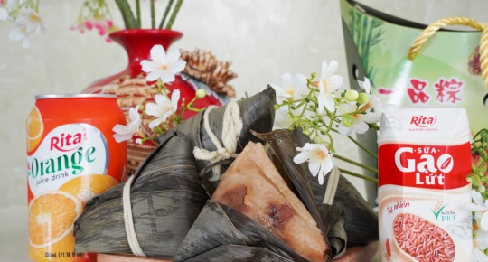 Enjoy bánh ú paired with Rita beverage products to celebrate Doan Ngo Festival
