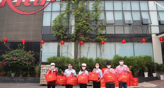 RITA GIVES SPECIAL GIFTS TO ALL EMPLOYEES ON THE OCCASION OF TET FESTIVAL 