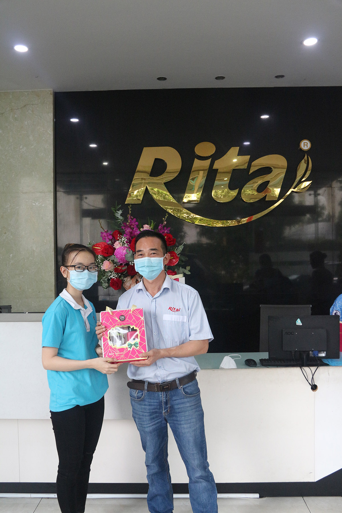 Cong ty Nuoc giai khat RITA tang qua ngay phu nu VietNam 11