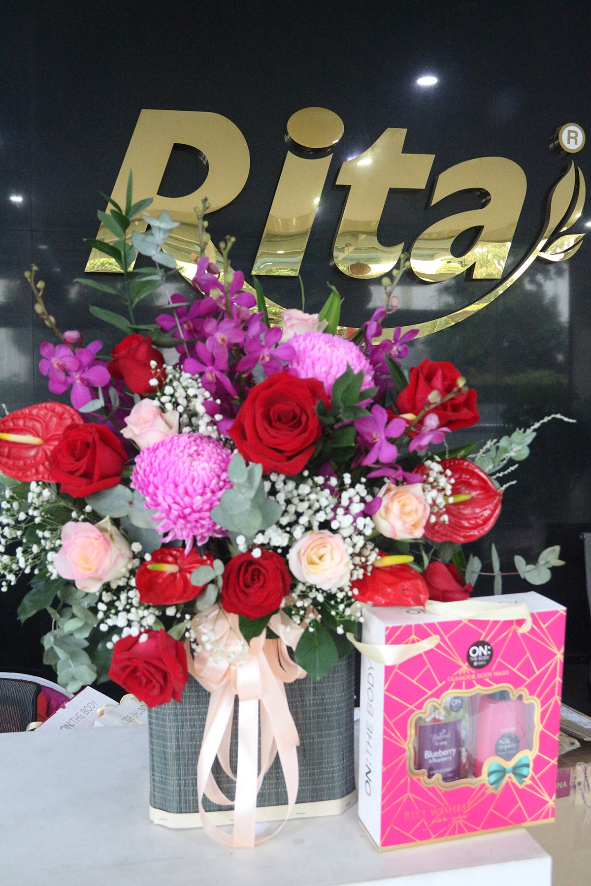 Cong ty Nuoc giai khat RITA tang qua ngay phu nu VietNam 13