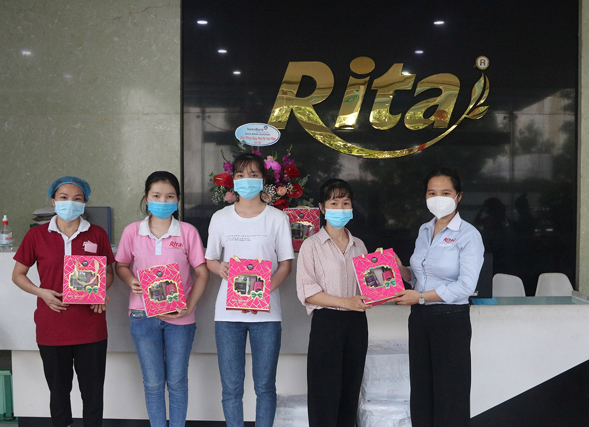 Cong ty Nuoc giai khat RITA tang qua ngay phu nu VietNam 2