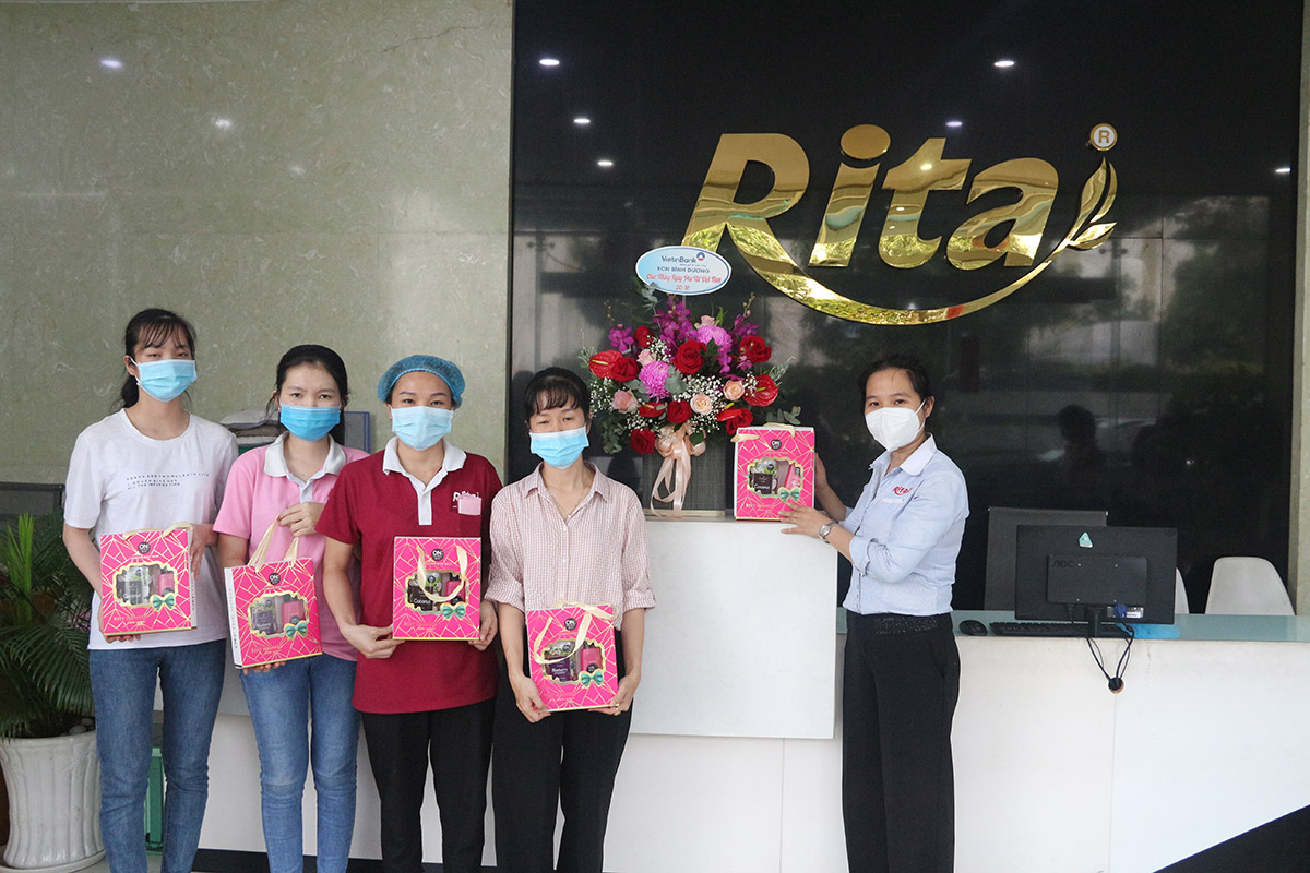Cong ty Nuoc giai khat RITA tang qua ngay phu nu VietNam 3