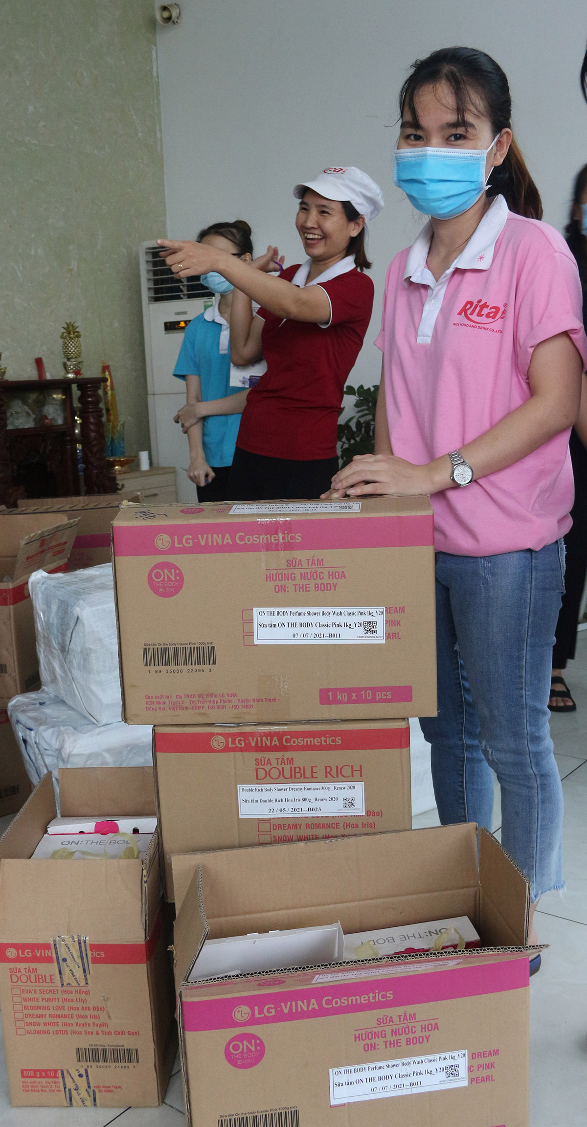 Cong ty Nuoc giai khat RITA tang qua ngay phu nu VietNam 6