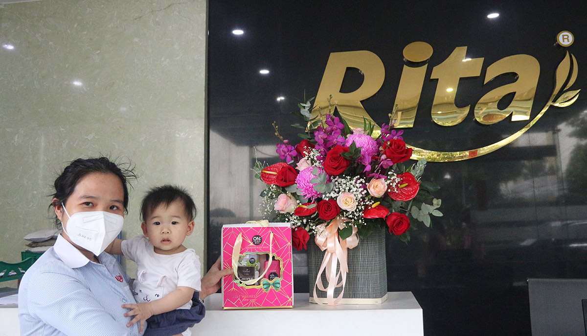 Cong ty Nuoc giai khat RITA tang qua ngay phu nu VietNam 8