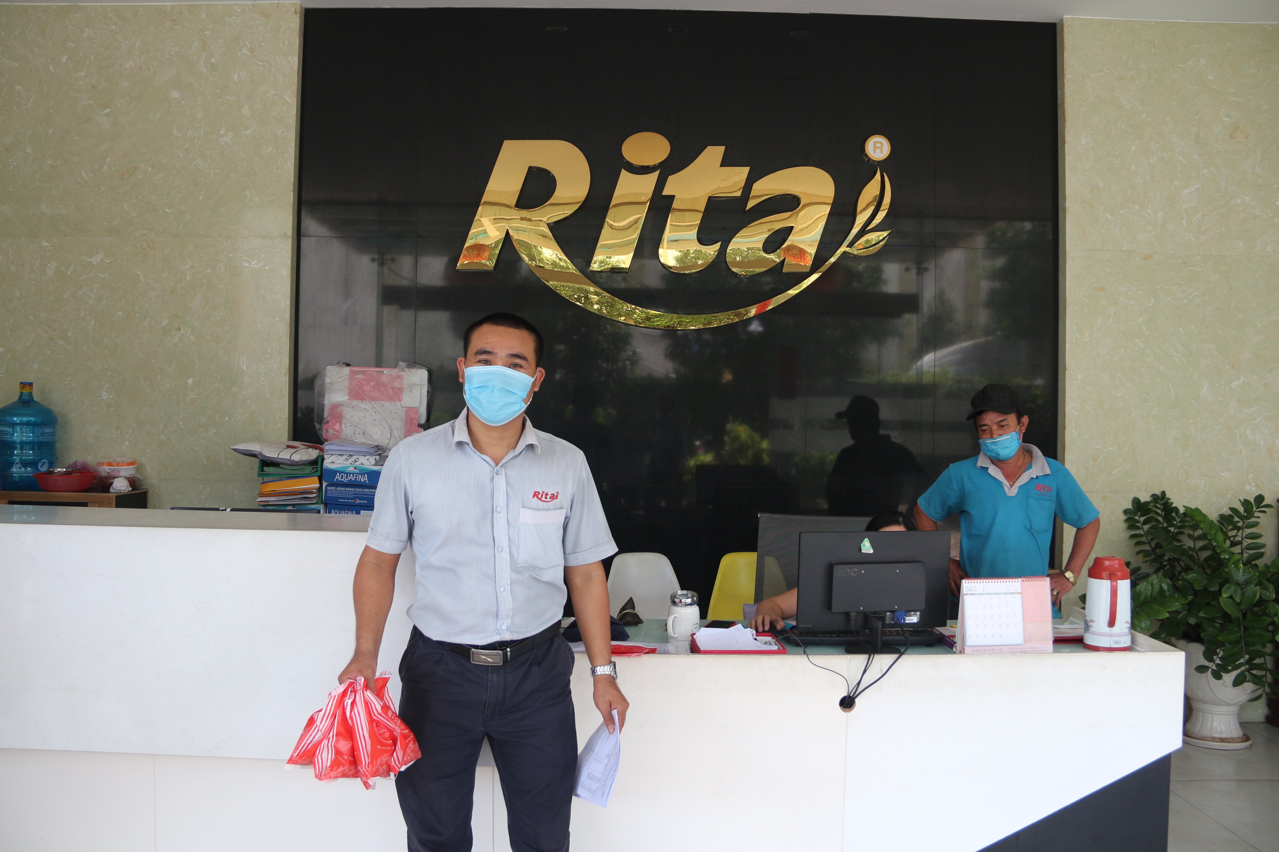 Nhân viên RITA nhận quà ngày tết đoan ngọ 2021