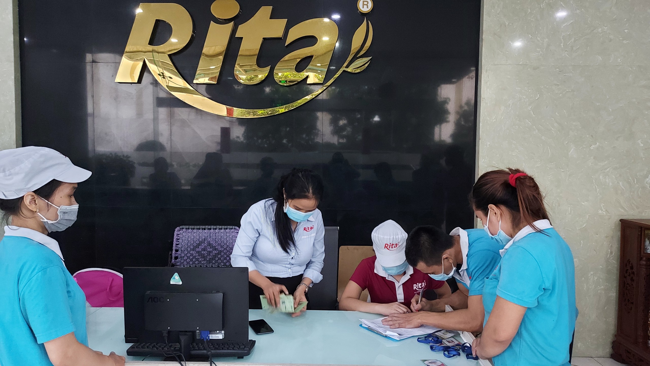 phat tien trung thu cho con em cong nhan vien RITA 2