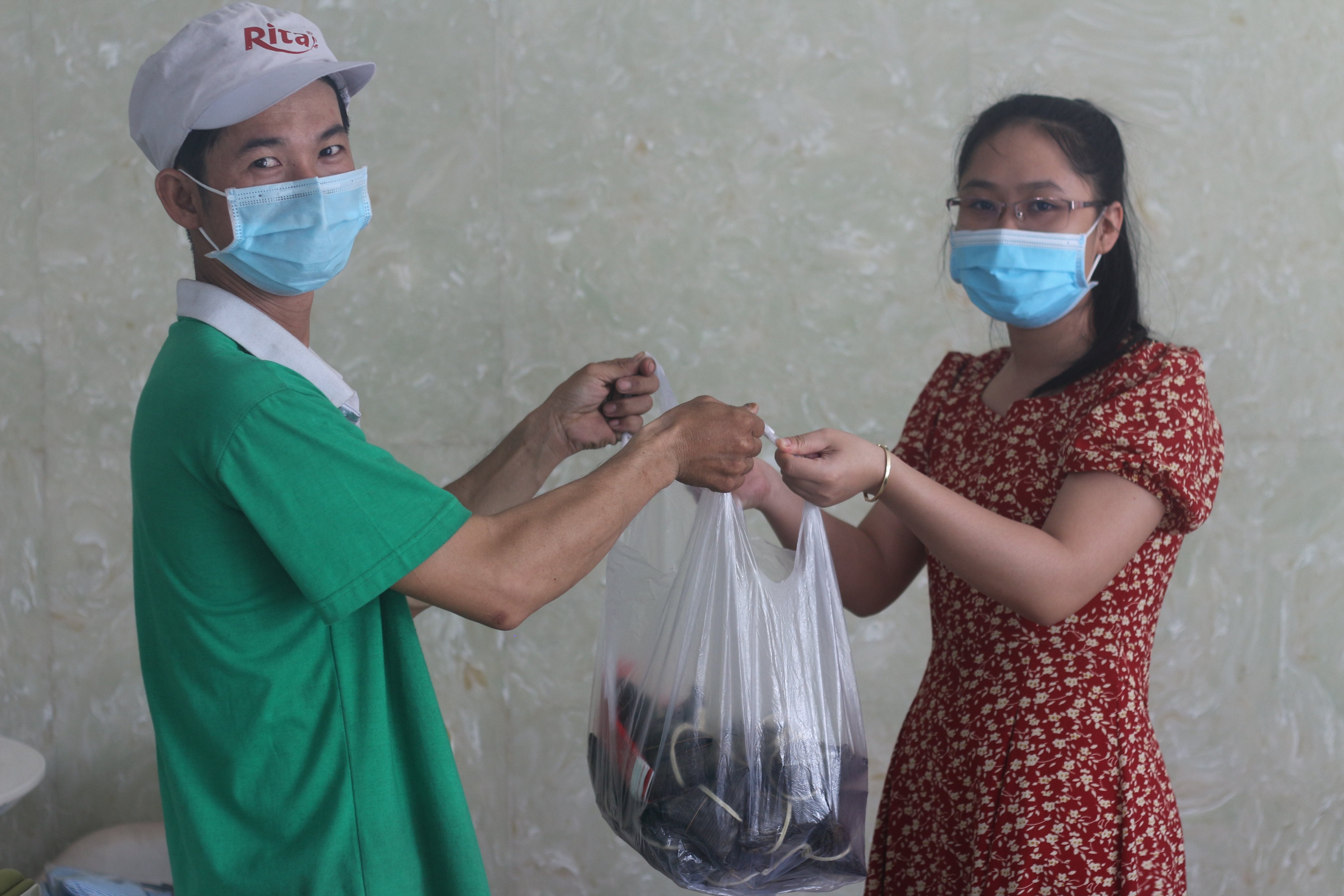 Đại diện các bộ phận lên nhận bánh ngày tết đoan ngọ