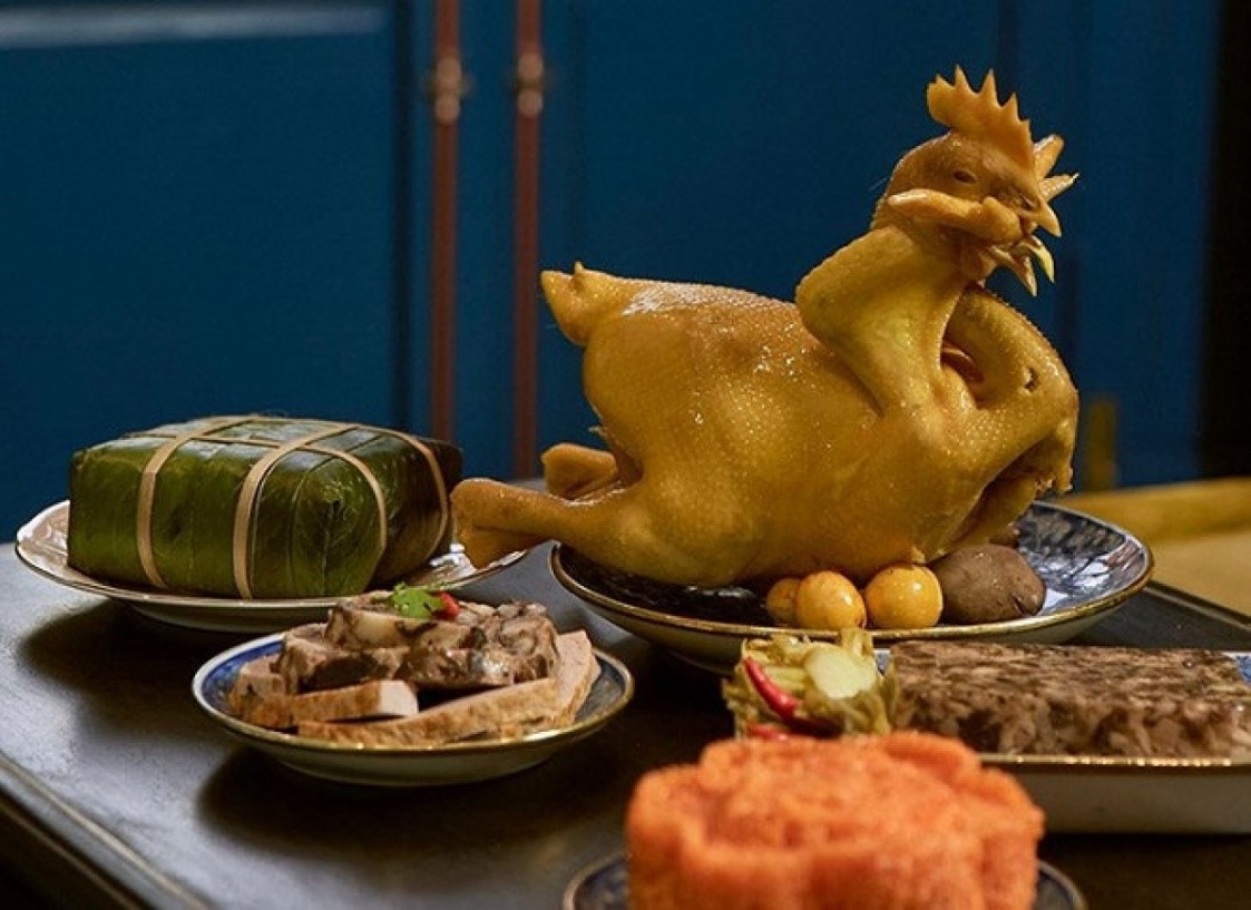 Boiled chicken and gac sticky rice are an indispensable dishes in the offering tray on the ancestral altar on Tết holiday