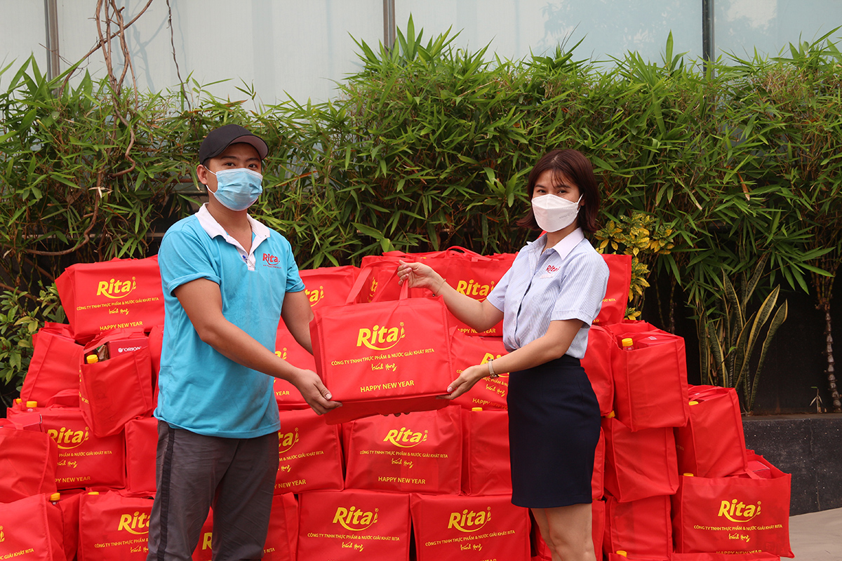 Phat qua tet cho cong nhan vien nuoc giai khat rita 28