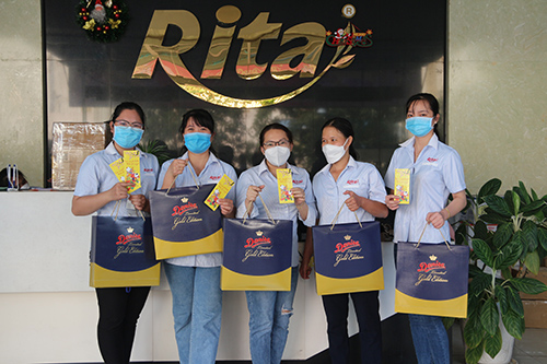 con doan rita trao qua