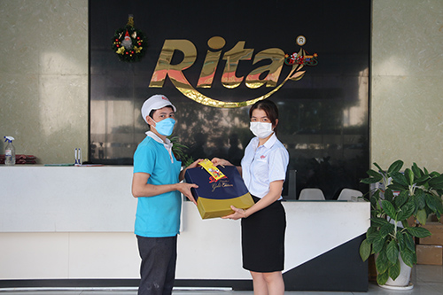 con doan rita trao qua 1