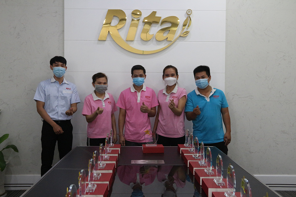 nhan vien xuat sac rita