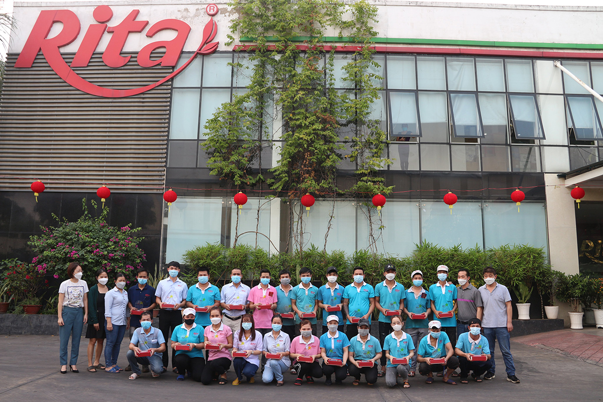 nhan vien xuat sac rita 1