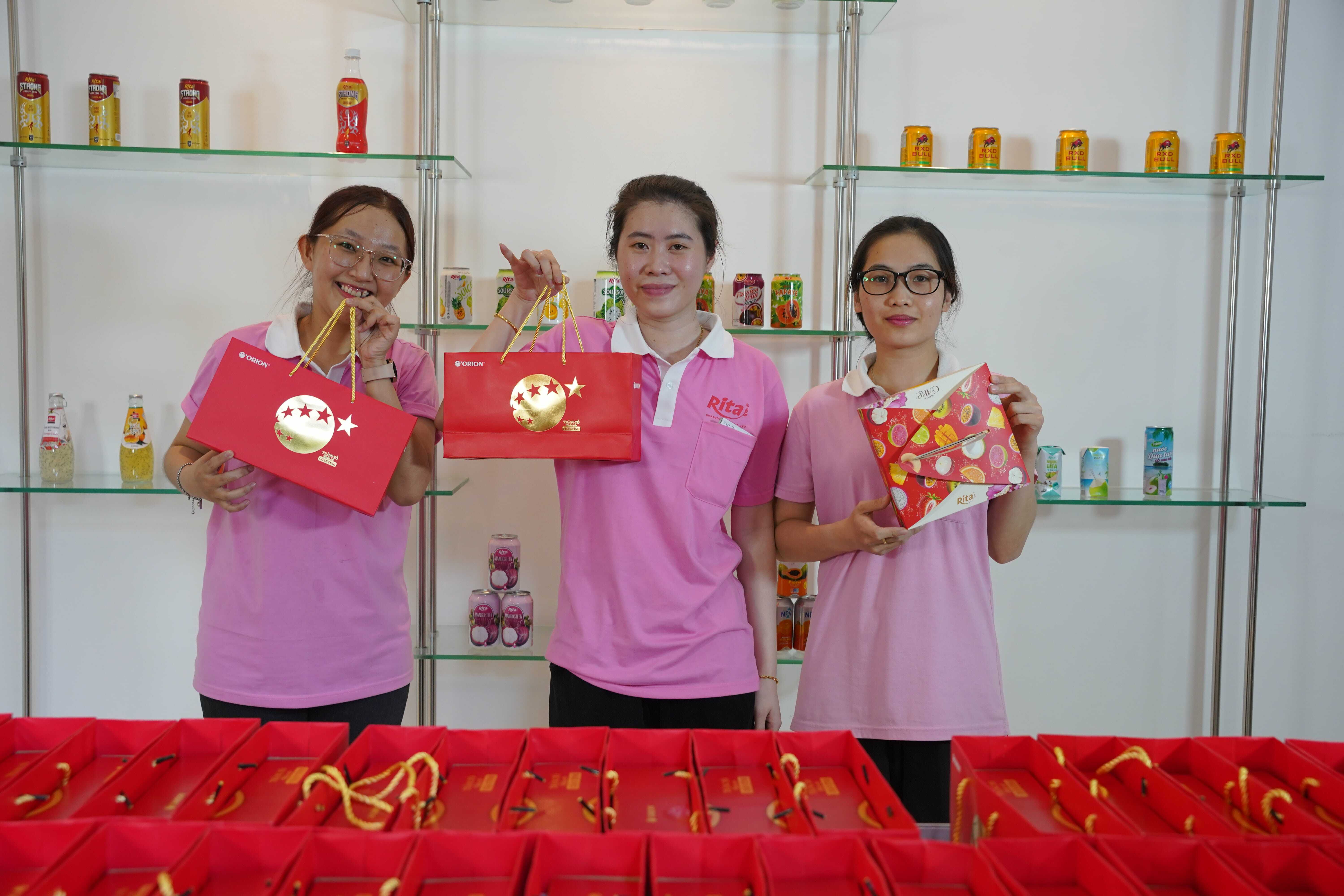 rita gives mid autumn gift