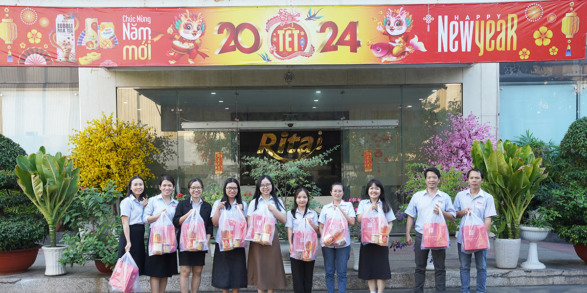 Rita Union gives gifts to staff