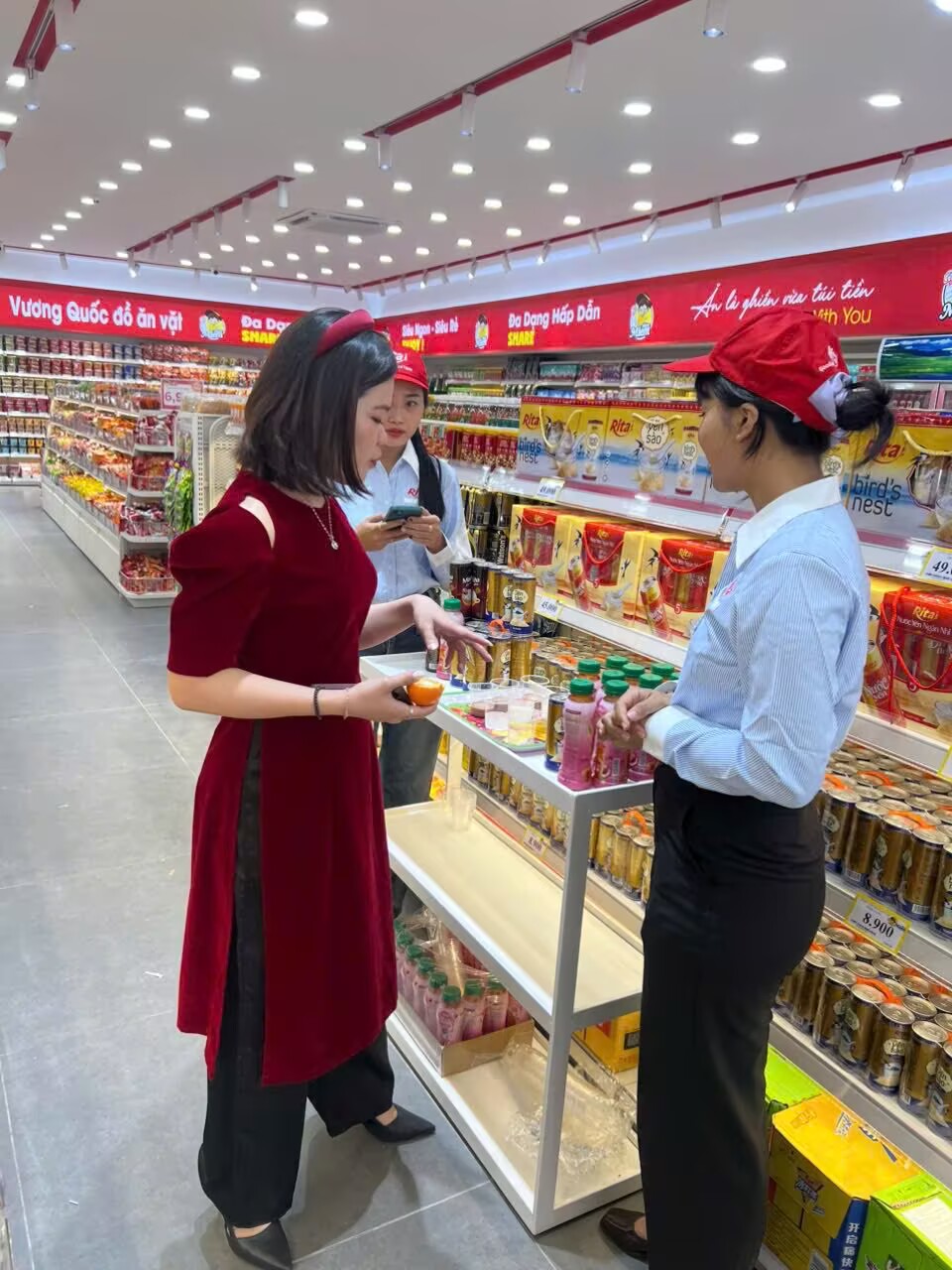 Tra dong chai co hat no huong trai cay duoc ban tai sieu thi