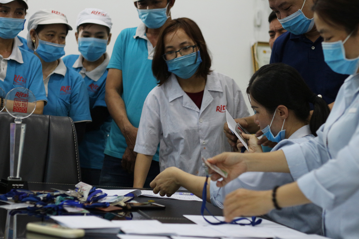 phat thuong cho nhan nhien lam viec tren 5 nam 2